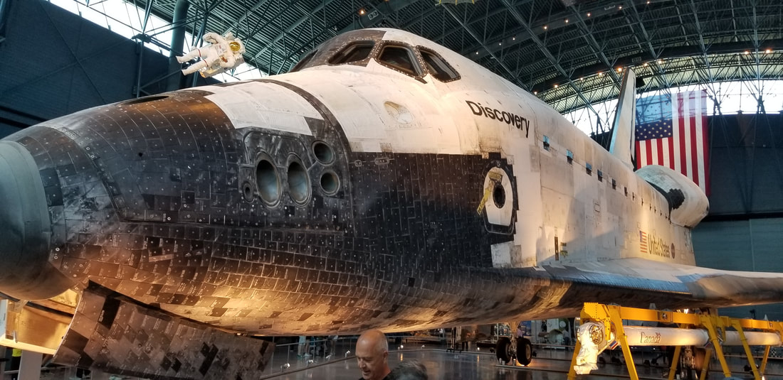 Space Shuttle Discovery in James S. McDonnell Space Hangar of the Steven F.  Udvar-Hazy Center, the Smithsonian Nat. Air and Space Museum's annex Stock  Photo - Alamy